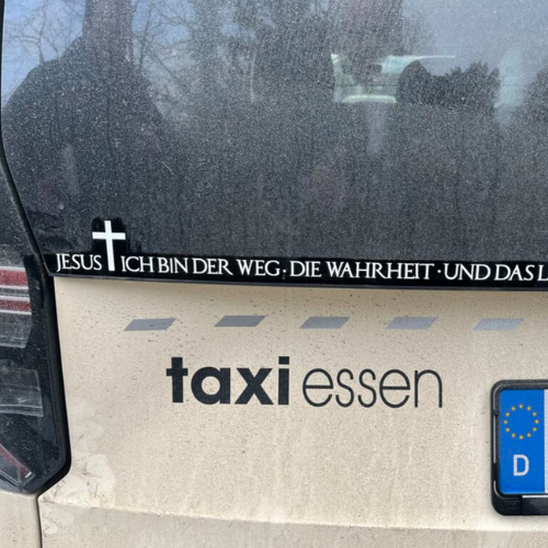 Taxista é multado por adesivo com passagem bíblica no carro
