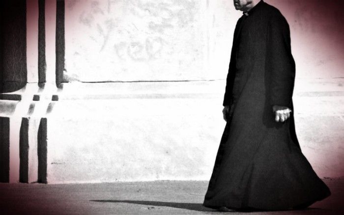 Protestantes, demônios e o poder de um padre vestindo uma batina