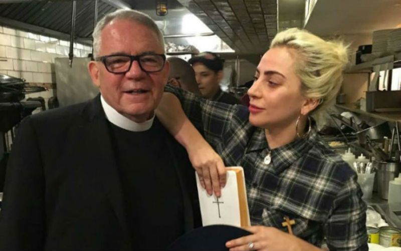 Lady Gaga agradece a sacerdote por sua maravilhosa homilia sobre a Eucaristia