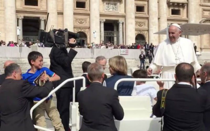Crianças passeam no Papamóvel com o Papa Francisco