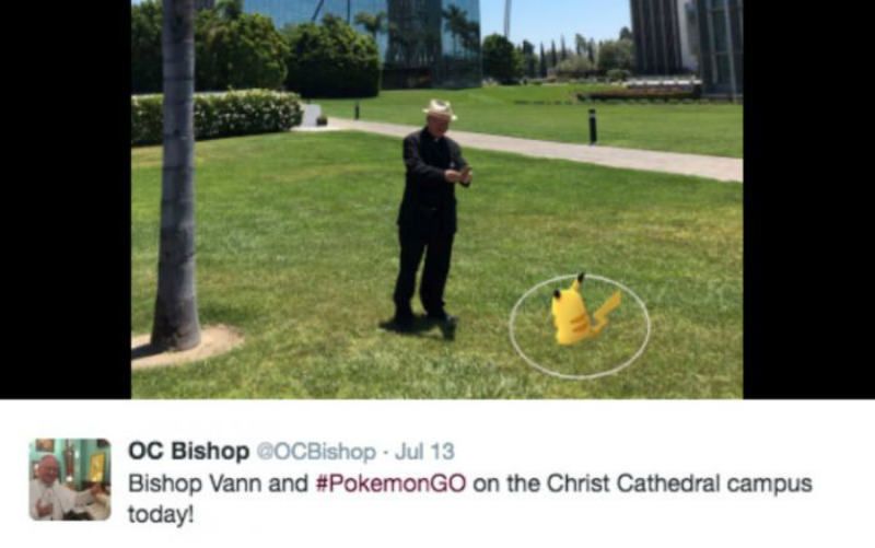 Bispo do condado de Orange, Califórnia, posta fotos de si mesmo pegando Pokemon