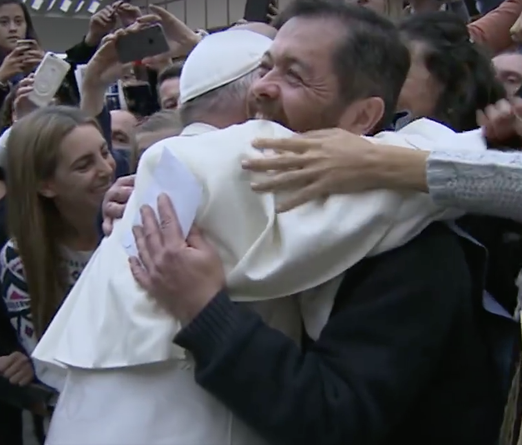 Papa acolhe com abraço caloroso velho amigo em meio a multidão