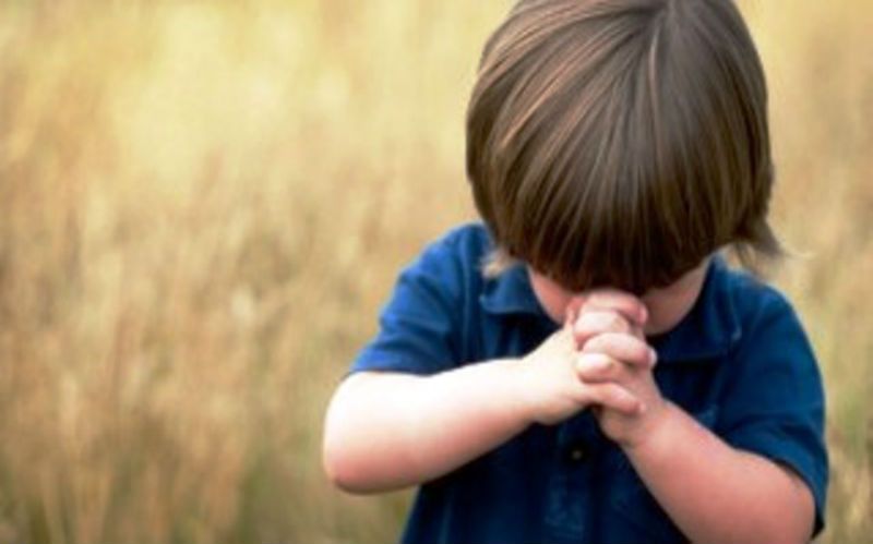 A pureza e a fofura da oração de uma criança