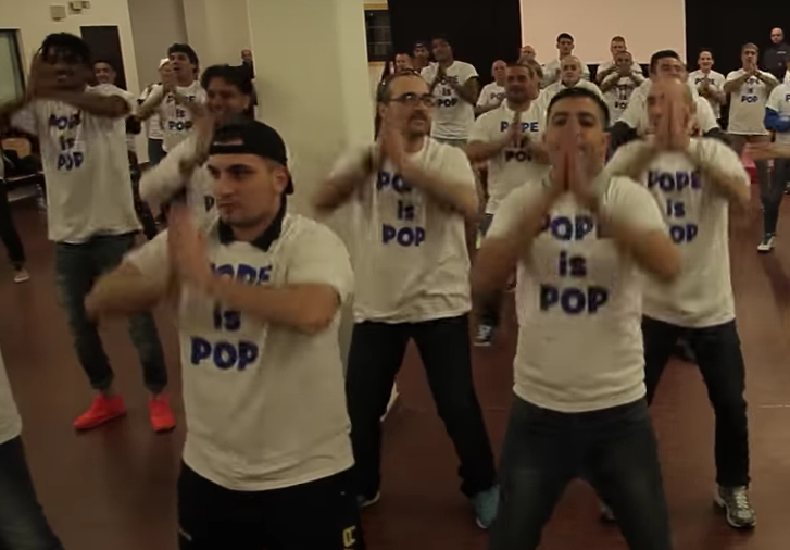 Grupo de presidiários italianos faz um flashmob para o Papa Francisco