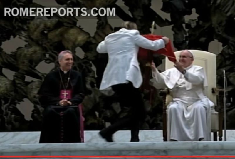 A mesa voadora: Papa Francisco aprende um divertido truque de mágica