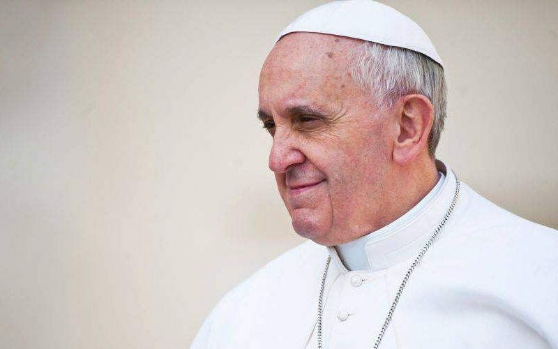 Padre exorcista responde se a Igreja pode corrigir o Papa