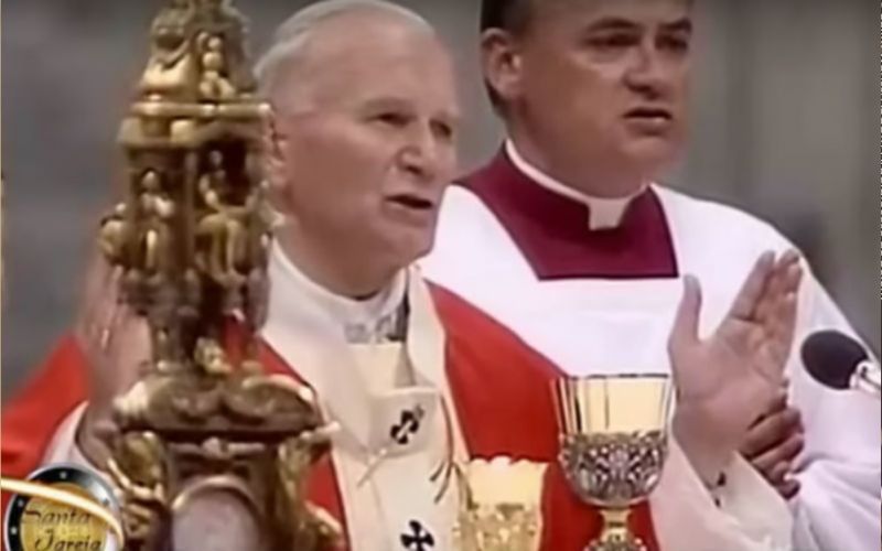 Assista ao Papa João Paulo II cantando o ''Pater Noster'' na Basílica de São Pedro