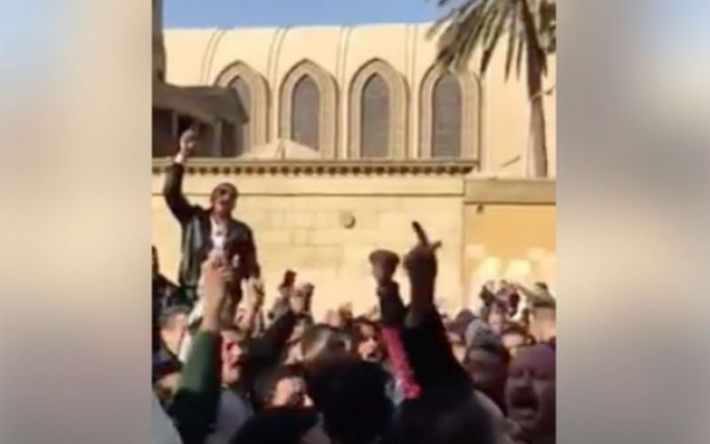 Cristãos coptas rezam o Credo em praça do Egito depois de bombardeio