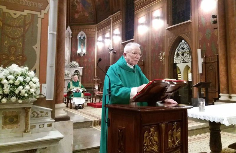 Depois de ter 12 filhos e ficar viúvo, ele tornou-se padre e com 90 anos celebra missas diariamente