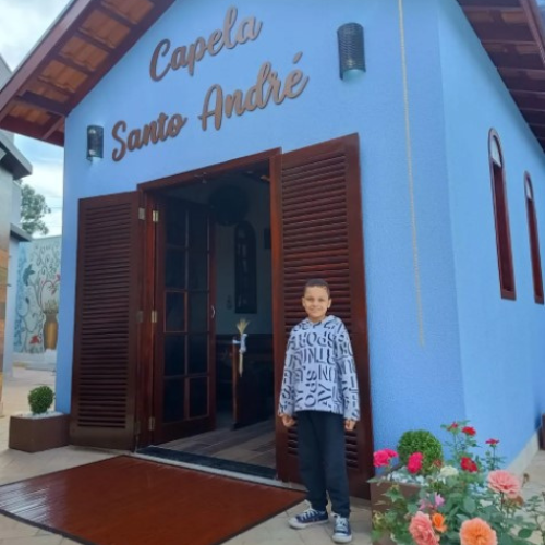 Criança ganha capela no quintal de casa após pedido inesperado aos pais
