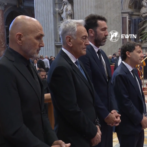 Membros da Seleção Italiana e Lazio rezam e se despedem do Papa Francisco no Vaticano