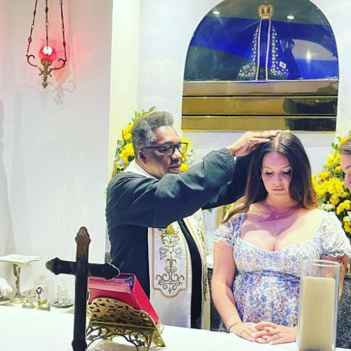 Lana Del Rey é católica? Cantora visita o Cristo Redentor e recebe benção na capela