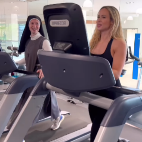 Influencer fitness viraliza ao levar irmã gêmea freira para a academia