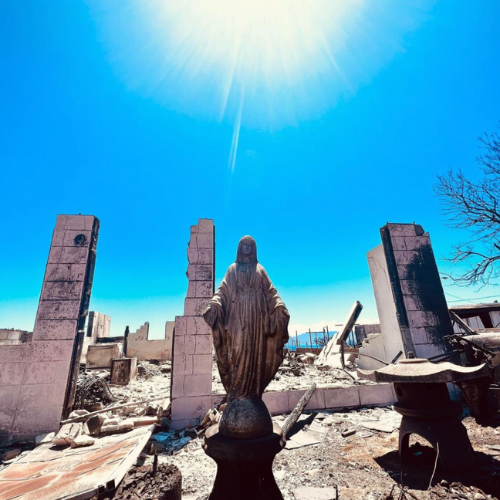 Estátua de Nossa Senhora fica intacta após incêndios causarem destruição no Havaí