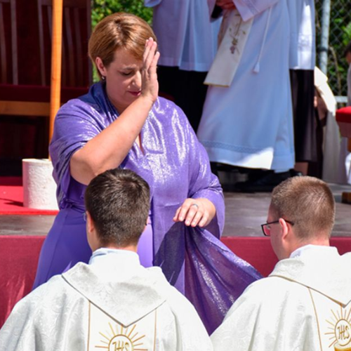 Mãe de dois padres e um diácono viraliza ao dar-lhes sua bênção