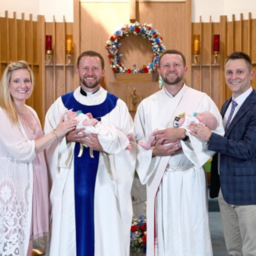 Bebês gêmeos são batizados por padre e diácono gêmeos