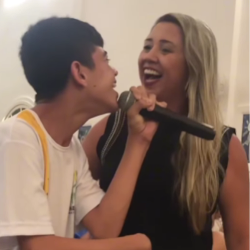 Jovem com paralisia cerebral comove ao cantar com a mãe durante missa