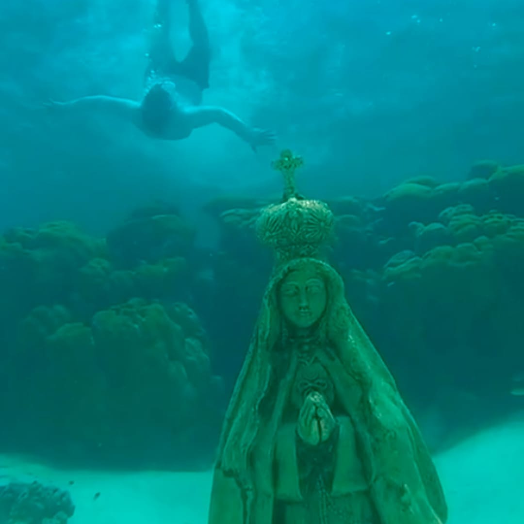 Se você mergulhar nesta praia, encontrará uma imagem da Virgem Maria no fundo do mar