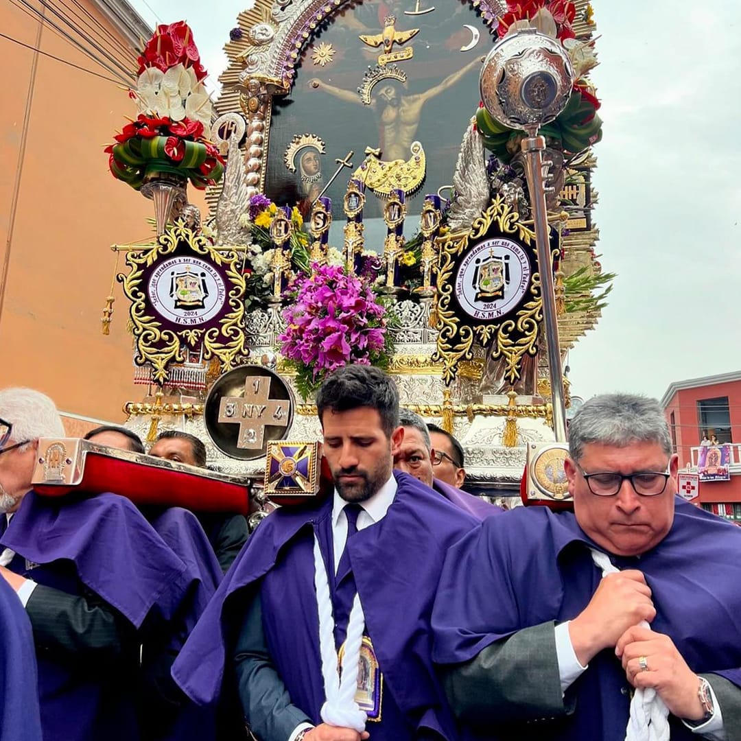 Vencedor de medalha olímpica agradece conquista carregando imagem de Cristo Crucificado