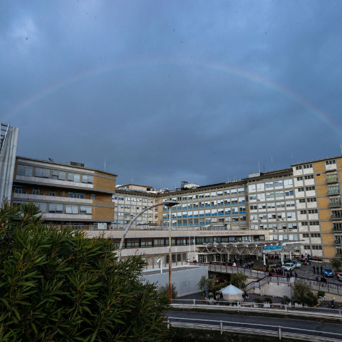 Arco-íris aparece sobre o hospital onde o Papa Francisco está internado