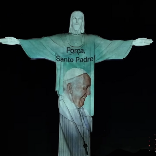 Cristo Redentor é iluminado com mensagem de apoio ao Papa Francisco, que continua hospitalizado