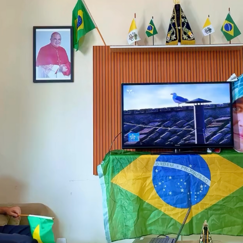 Seminaristas viralizam por jeito descontraído de assistir ao conclave e "torcer" para Dom Orani