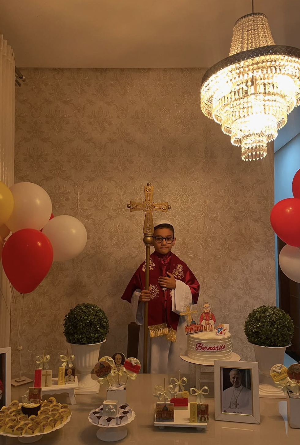 Menino de 6 anos escolhe Papa Leão XVI como tema do aniversário e emociona a internet