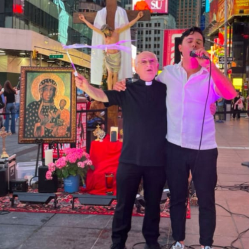 Pentecostes na Times Square: Católicos transformam o coração de Nova York em um lugar de oração
