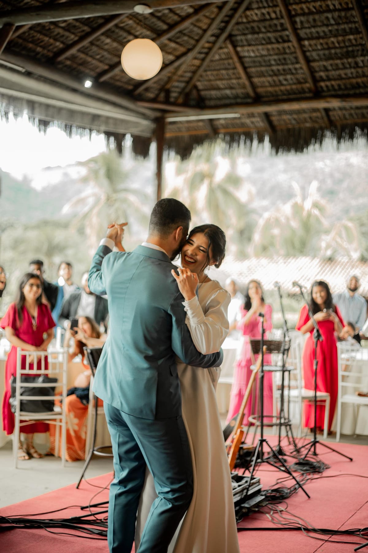 Casal opta por música católica na festa de casamento e viraliza: “Estar no mundo, mas não pertencer mais a ele”