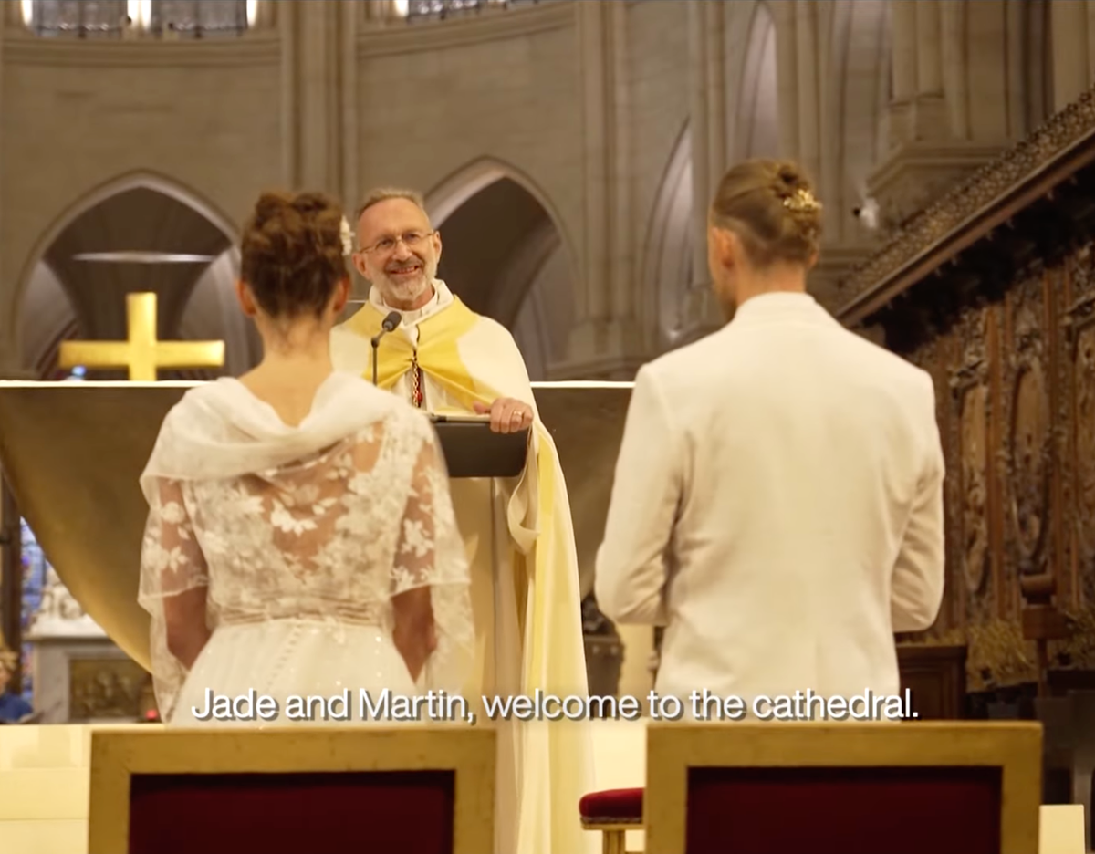 Ele reconstruiu Notre-Dame — e agora se casou dentro dela: ‘É nossa catedral’