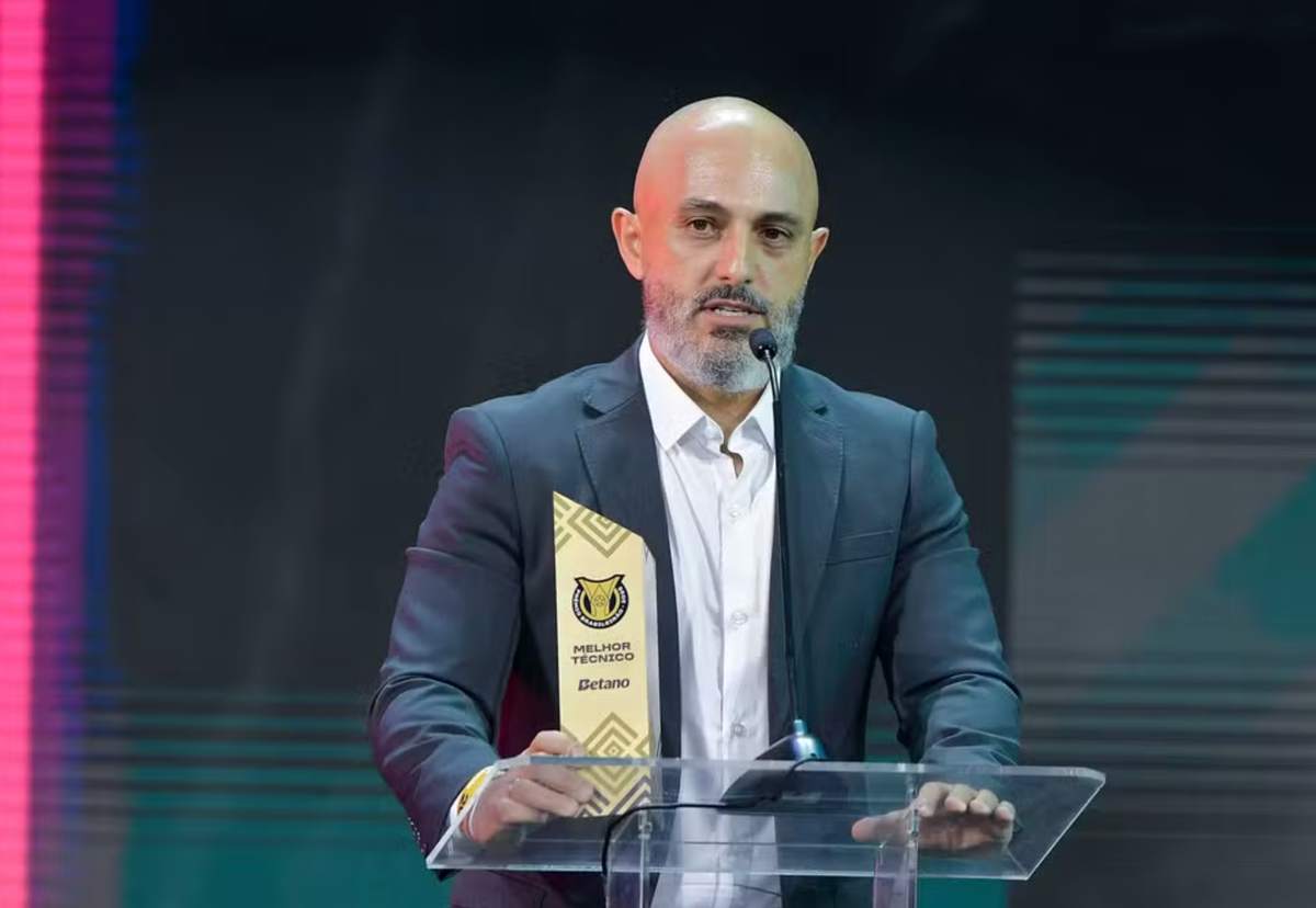 Técnico do Mirassol dedica título de melhor do Brasileirão a Jesus Cristo: “Um grande amigo que merece a honra devida”