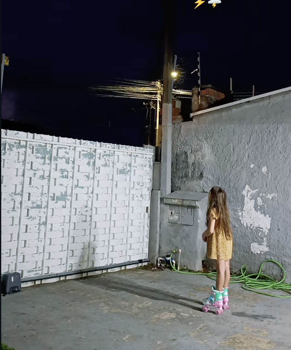 Menina emociona a internet ao desejar “feliz aniversário” a Deus — e relâmpago ilumina o céu