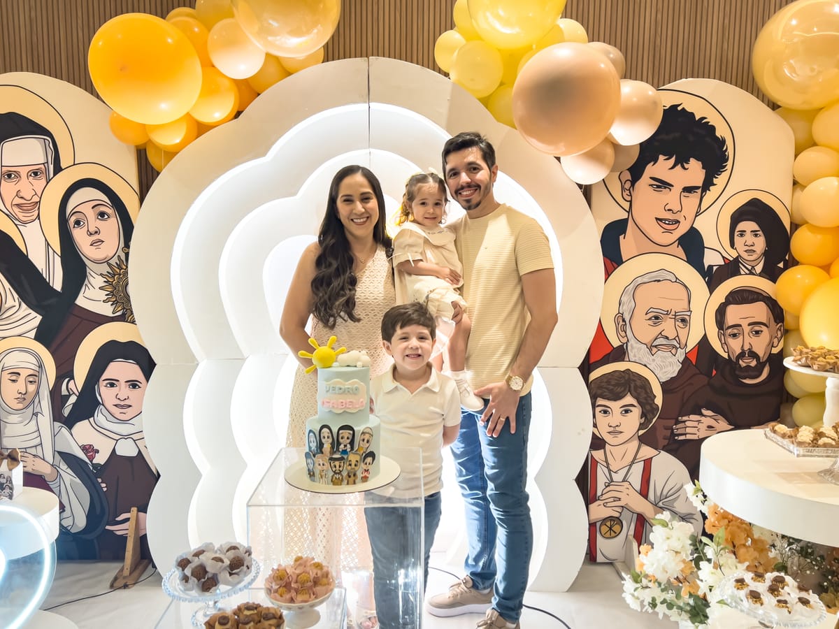“Quero ser santo!”: menino ganha festa de aniversário com imagens dos seus santos de devoção e comove a internet