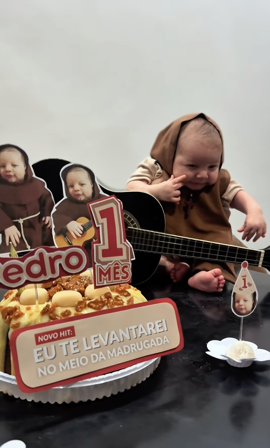 Bebê celebra 1 mês com tema Frei Gilson e viraliza com trocadilho: “Eu te levantarei… no meio da madrugada!”