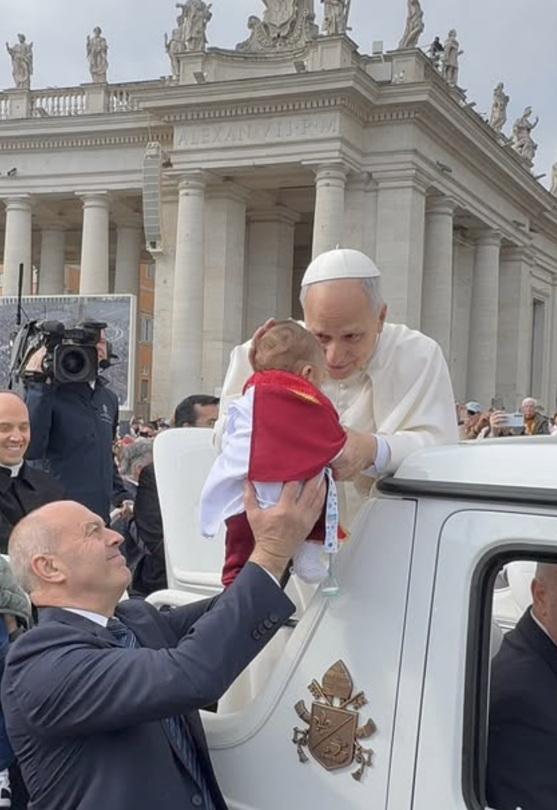 "Deixai as crianças vir a mim": o bebê brasileiro vestido de Papa que foi abençoado pelo próprio Leão XIV no Vaticano