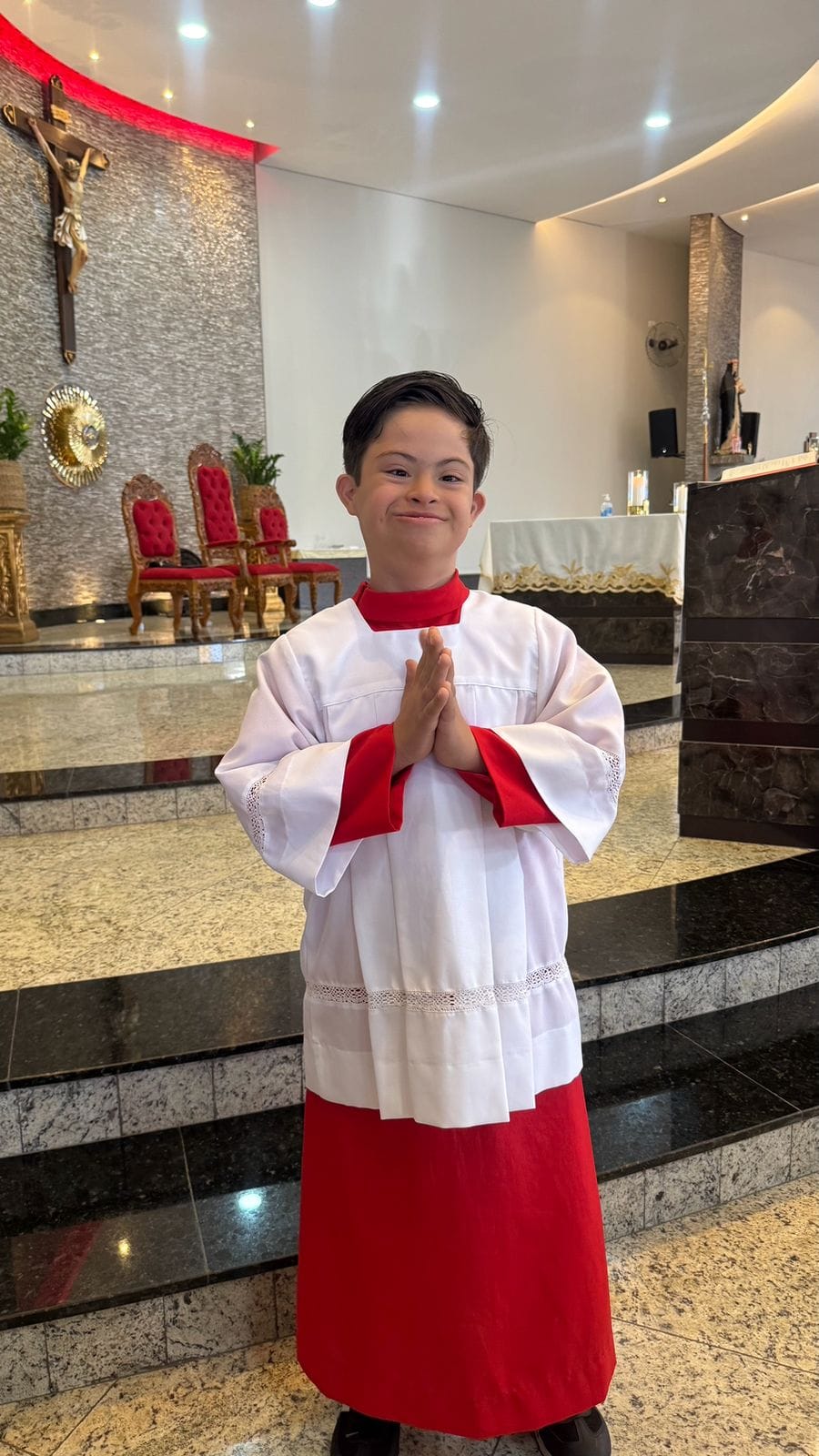 Miguel, o coroinha com síndrome de Down que está emocionando o Brasil com sua fé e serviço no altar