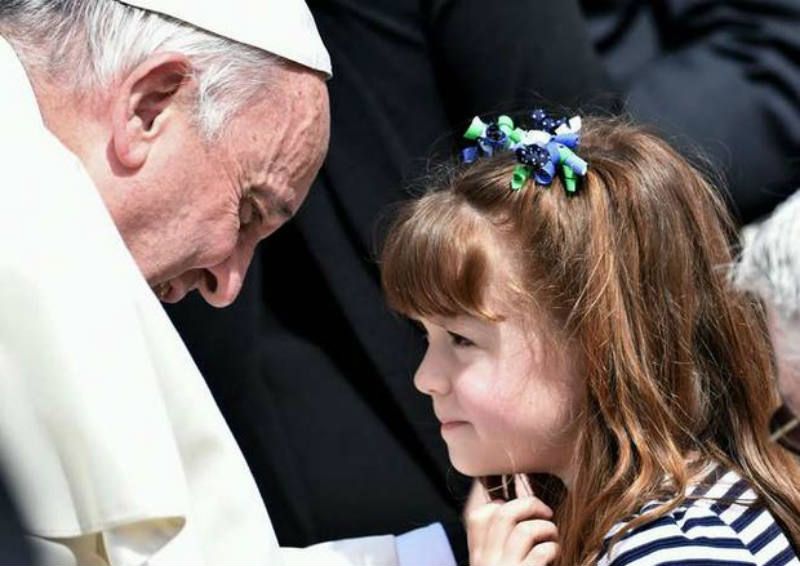 "Esta é corajosa e nunca será discriminada", diz Papa sobre menina com síndrome de down