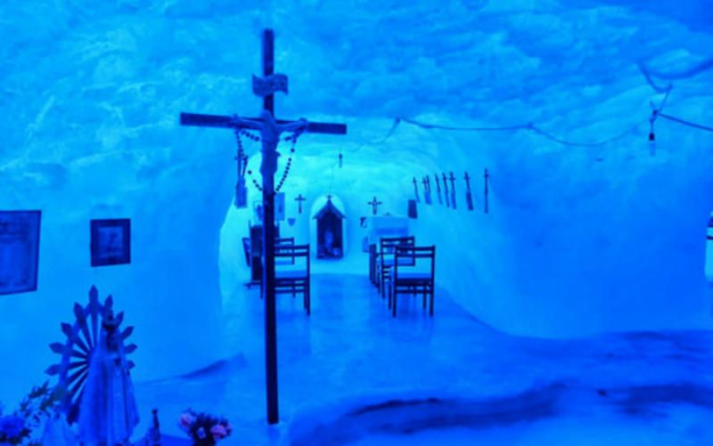 Conheça a incrível capela de gelo na Antártida