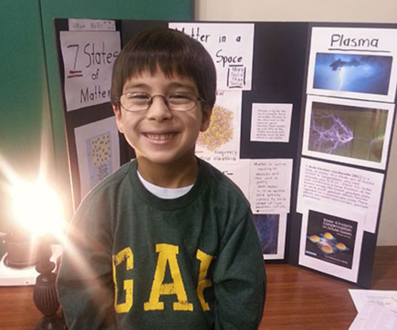 Menino de 9 anos ingressa na faculdade e pretende provar a existência de Deus através da Astrofísica