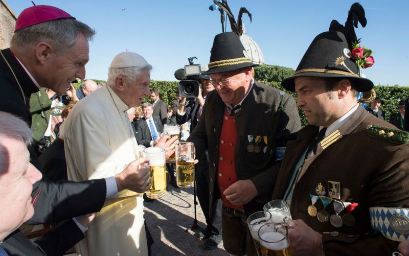 Papa Bento XVI celebra seu aniversário tomando cerveja com seu irmão