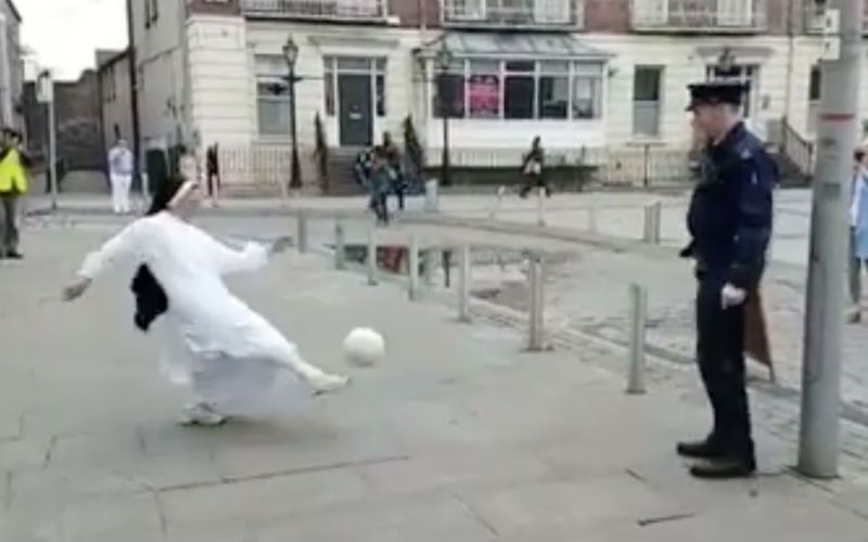 Vídeo de freira jogando futebol com policial viraliza