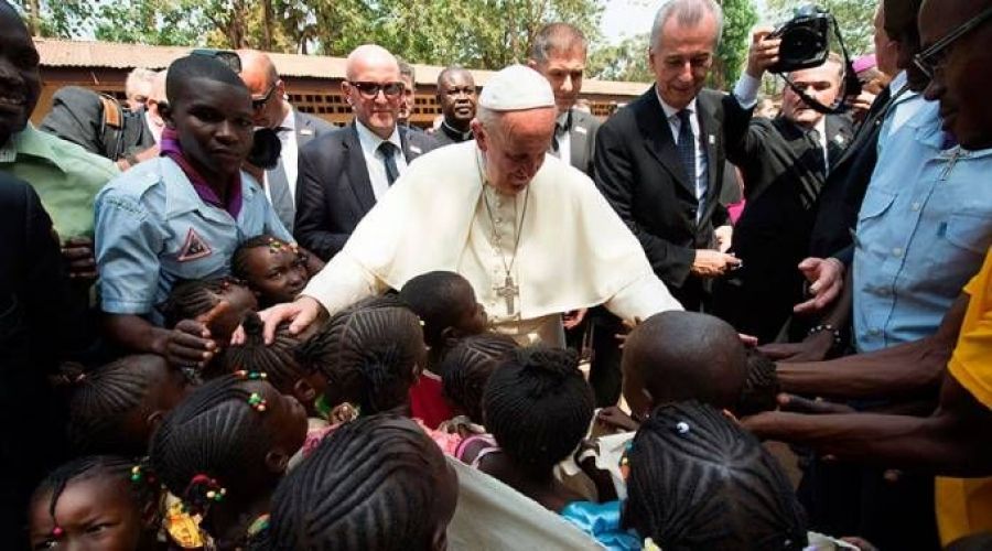 Papa Francisco faz doação em dinheiro para ajudar países da África Oriental