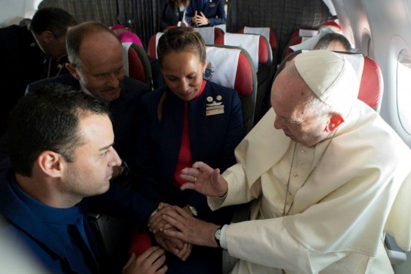 Papa Francisco celebra casamento dentro de avião no Chile