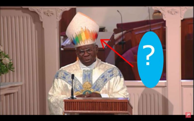 Por que o Cardeal Arinze usou uma mitra de arco-íris em uma missa?