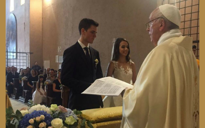 Papa Francisco celebra casamento de jovem brasileira com guarda-suíço