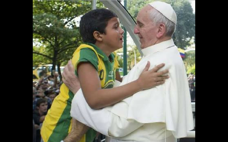 Saiba como está o menino que emocionou o Papa Francisco no Brasil
