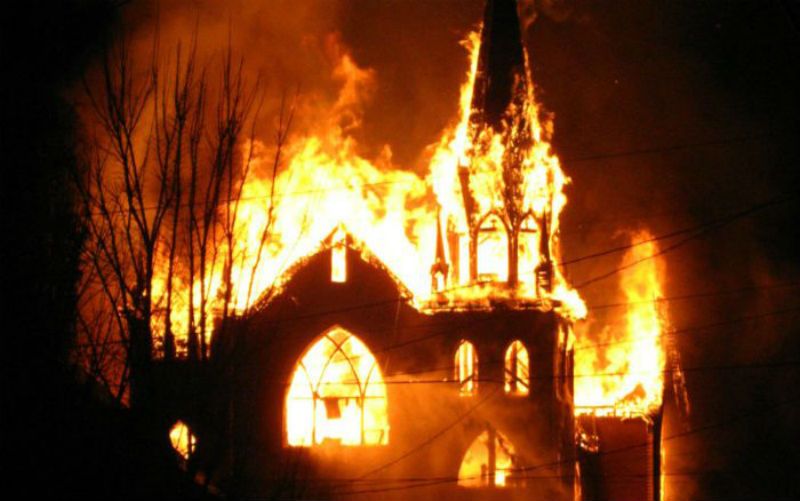 Padre fala sobre a crise que assola a Igreja dos Estados Unidos: estamos em chamas há anos