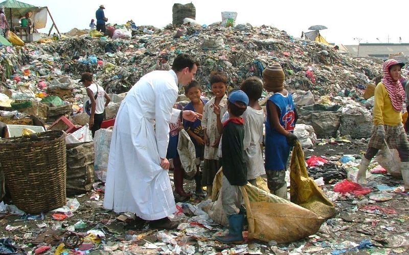 Conheça a história do padre que salva crianças dos lixões das Filipinas