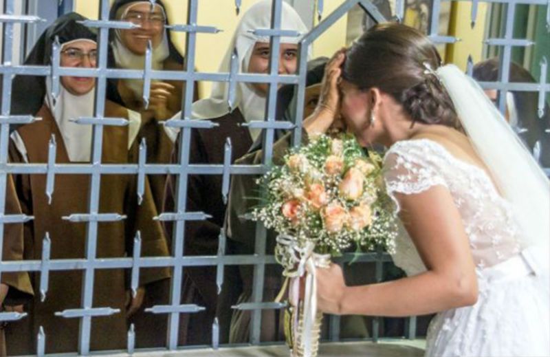 Carmelitas de clausura surpreendem noiva no dia de seu casamento