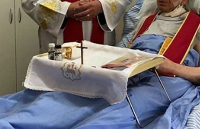 Padre celebra missa de 67 anos de sacerdócio na cama do hospital